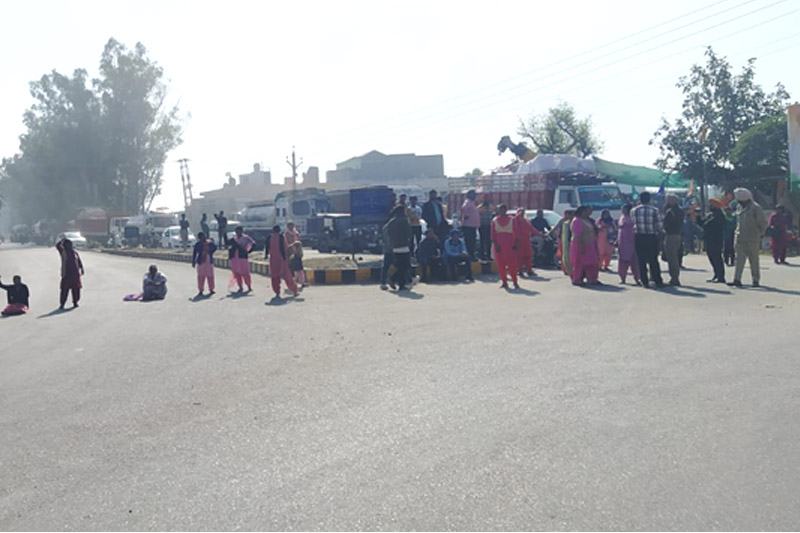 ਆਸ਼ਾ ਵਰਕਰਾਂ ਤੇ ਆਸ਼ਾ ਫੈਸਿਲੀਟੇਟਰਾਂ ਨੇਂ ਸੜਕ ਜਾਮ ਕਰ ਕੇ ਕੀਤੀ ਨਾਅਰੇਬਾਜ਼ੀ