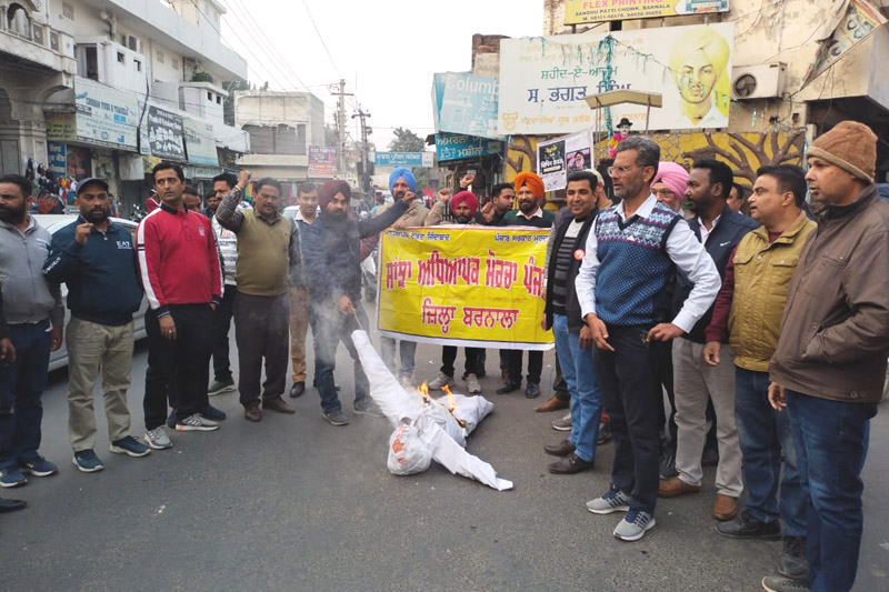 ਹੱਕ ਮੰਗਦੇ ਅਧਿਆਪਕਾਂ ‘ਤੇ ਤਸ਼ੱਦਦ ਦੇ ਵਿਰੋਧ ‘ਚ ਸਾਂਝੇ ਅਧਿਆਪਕ ਮੋਰਚੇ ਨੇ ਮੁੱਖ ਮੰਤਰੀ ਦਾ ਫੂਕਿਆ ਪੁਤਲਾ