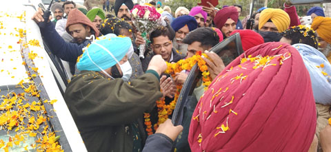 ਮਹਿਲਾਂ ਤੋਂ ਬਾਹਰ ਨਾ ਨਿੱਕਲਣ ਵਾਲਾ ਆਹ ਫਿਰਦਾ ਢਾਬਿਆਂ ’ਤੇ!