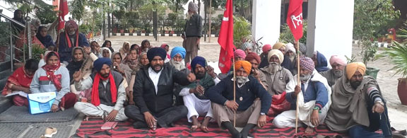 ਮਜ਼ਦੂਰਾਂ ਨੇ ਵੀ ਘੇਰਿਆ ਡੀਸੀ ਦਫ਼ਤਰ, ਦਿਨ ਰਾਤ ਦਾ ਧਰਨਾ ਸ਼ੁਰੂ