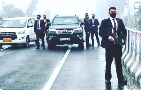 ਇੱਕ ਕਹਿੰਦਾ ਘੱਟ ਨਾ ਤੋਲੀਂ, ਦੂਜਾ ਕਹਿੰਦਾ ਥੜੇ ’ਤੇ ਨਾ ਚੜੀਂ