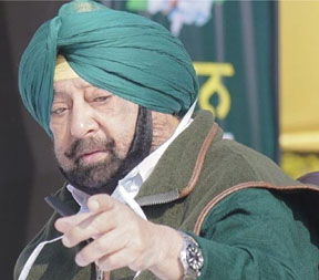 ਦੇਖੋ ਕੈਪਟਨ ਸਾਬ ! ਕੀਹਦੇ ਫੱਟੇ ਖੜਕਾਉਂਦੇ ਹਨ ਹਾਕੀ ਨਾਲ