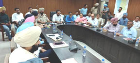 ਕੈਬਨਿਟ ਮੰਤਰੀ ਨੇ ਵੱਖ ਵੱਖ ਵਿਭਾਗਾਂ ਦੇ ਵਿਕਾਸ ਕਾਰਜਾਂ ਦਾ ਲਿਆ ਜਾਇਜ਼ਾ