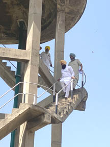 …ਤੇ ਜਦੋਂ ਵਿਧਾਇਕ ਨੂੰ ਪਾਣੀ ਵਾਲੀ ਟੈਂਕੀ ‘ਤੇ ਚੜ੍ਹਨਾ ਪਿਆ…!