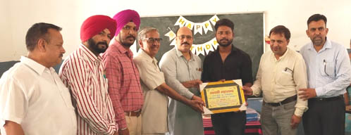ਗਾਂਧੀ ਆਰੀਆ ਹਾਈ ਸਕੂਲ ’ਚ ਸਮਰ ਕੈਂਪ ਦੀ ਸਮਾਪਤੀ ਮੌਕੇ ਵਿਦਿਆਰਥਣਾਂ ਨੂੰ ਕੀਤਾ ਸਨਮਾਨਿਤ