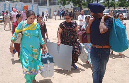 ਪੋਲਿੰਗ ਪਾਰਟੀਆਂ ਚੋਣ ਸਮੱਗਰੀ ਸਮੇਤ ਪੋਲਿੰਗ ਸਟੇਸ਼ਨਾਂ ’ਤੇ ਪੁੱਜੀਆਂ