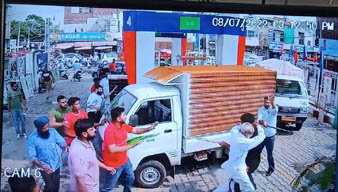 ਦਿਨ ਦਿਹਾੜੇ ਗੁੰਡਾਗਰਦੀ ਦਾ ਨੰਗਾ ਨਾਚ , ਪੈਟਰੋਲ ਪੰਪ ਮਾਲਕ ’ਤੇ ਕੀਤਾ ਹਮਲਾ