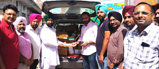 ਸੇਵਾ ਮੁਕਤ ਵੈਟਰਨਰੀ ਇੰਸਪੈਕਟਰ ਮਨਜੀਤ ਰਾਜ ਨੇ ਗਊਆਂ ਲਈ 50 ਹਜ਼ਾਰ ਦੀਆਂ ਦਵਾਈਆਂ ਦਿੱਤੀਆਂ