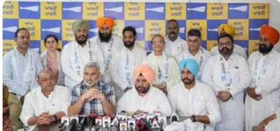 ਨਗਰ ਨਿਗਮ ਚੋਣਾਂ ਤੋਂ ਪਹਿਲਾਂ ਲੁਧਿਆਣਾ ਦੇ ਕਈ ਅਕਾਲੀ-ਕਾਂਗਰਸੀ ਕੌਂਸਲਰਾਂ ਨੇ ਚੁੱਕਿਆ ਝਾੜੂ