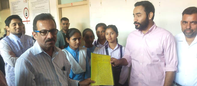 ਗਾਂਧੀ ਆਰੀਆ ਹਾਈ ਸਕੂਲ ਦੇ ਵਿਦਿਆਰਥੀਆਂ ਨੇ ਮਿਲਾਵਟਖ਼ੋਰਾਂ ਖਿਲਾਫ਼ ਕੀਤੀ ਕਾਰਵਾਈ ਦੀ ਮੰਗ