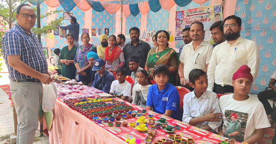 ਵਿਸ਼ੇਸ਼ ਲੋੜਾਂ ਵਾਲੇ ਬੱਚਿਆਂ ਨੇ ਜ਼ਿਲ੍ਹਾ ਪ੍ਰਬੰਧਕੀ ਕੰਪਲੈਕਸ ’ਚ ਲਗਾਈ ਦੀਵਿਆਂ ਦੀ ਸਟਾਲ