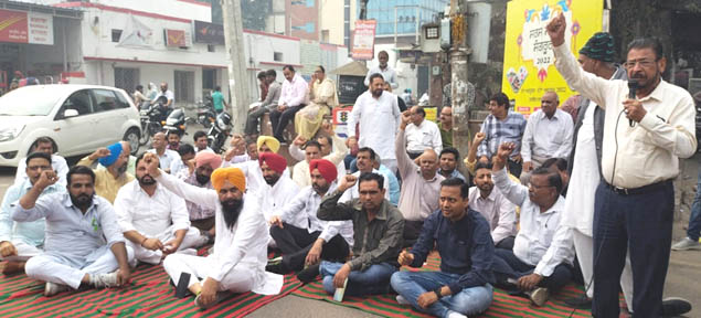 ਸਾਬਕਾ ਕੌਂਸਲਰਾਂ ’ਤੇ ਮੁਕੱਦਮੇ ਖਿਲਾਫ਼ ਬਾਜ਼ਾਰ ਬੰਦ ਕਰਕੇ ਦਿੱਤਾ ਧਰਨਾ