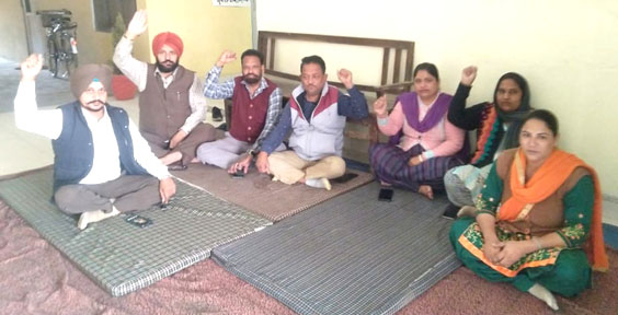 5 ਮਹੀਨਿਆਂ ਤੋਂ ਨਹੀਂ ਮਿਲੀ ਤਨਖਾਹ, ਮੁਲਾਜ਼ਮਾਂ ਨੇ ਸੁੱਟੀਆਂ ਕਲਮਾਂ