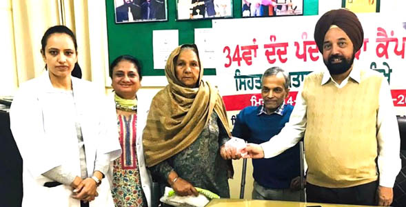 ਸਿਵਲ ਸਰਜਨ ਵੱਲੋਂ ਦੰਦ ਪੰਦਰਵਾੜੇ ਤਹਿਤ ਵੰਡੇ ਗਏ ਦੰਦਾਂ ਦੇ ਸੈੱਟ