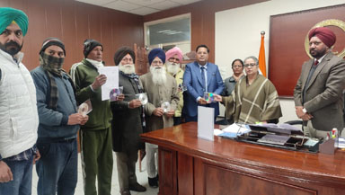 ਜ਼ਿਲ੍ਹਾ ਚੋਣ ਅਫਸਰ ਨੇ ਵੋਟਰ ਸੂਚੀ ਦੇ ਸੈੱਟ ਰਾਜਨੀਤਿਕ ਪਾਰਟੀਆਂ ਦੇ ਨੁਮਾਇੰਦਿਆਂ ਨੂੰ ਸੌਂਪੇ   