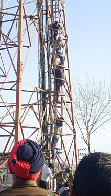 ਪਿੰਡ ਕੁਰੜ ਵਿਖੇ 19 ਸਾਲਾਂ ਨੌਜਵਾਨ ਚੜਿਆ ਮੋਬਾਈਲ ਟਾਵਰ ‘ਤੇ