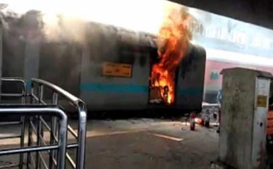 ਚਲਦੀ ਟਰੇਨ ‘ਚ ਯਾਤਰੀਆਂ ‘ਤੇ ਪੈਟਰੋਲ ਛਿੜਕ ਕੇ ਅੱਗ ਲਗਾਈ, 3 ਦੀ ਮੌਤ