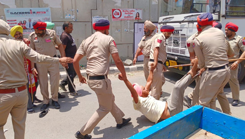 ਰੋਸ ਪ੍ਰਦਰਸ਼ਨ ਕਰ ਰਹੇ ਠੇਕਾ ਮੁਲਾਜ਼ਮਾਂ ਦੀ ਪੁਲਿਸ ਨੇ ਕੀਤੀ ਖਿੱਚਧੂਹ