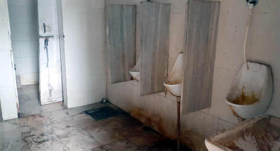 ਦੀਵੇ ਥੱਲੇ ਹਨੇਰਾ : ਸਵੱਛ ਭਾਰਤ ਮੁਹਿੰਮ ਦੀ ਫੂਕ ਕੱਢ ਰਹੇ ਨੇ ਤਹਿਸੀਲ ਕੰਪਲੈਕਸ ‘ਚ ਬਣੇ ਪਬਲਿਕ ਵਾਸ਼ਰੂਮ