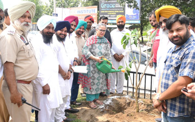 ਬਰਨਾਲਾ ਸ਼ਹਿਰ ਦੇ ਐਂਟਰੀ ਪੁਆਇੰਟਾਂ ’ਤੇ ਲਾਏ ਜਾਣਗੇ ਵੱਡੀ ਗਿਣਤੀ ਸਜਾਵਟੀ ਪੌਦੇ-ਡਿਪਟੀ ਕਮਿਸ਼ਨਰ