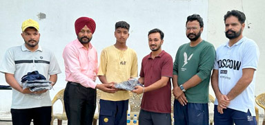 ਪੁਲੀਸ ਮੁਲਾਜ਼ਮ ਅਤੇ ਉਸਦੇ ਐਨਆਰਆਈ ਪੁੱਤਰ ਨੇ ਨੈੱਟਬਾਲ ਖਿਡਾਰੀਆਂ ਨੂੰ ਖੇਡ ਕਿੱਟਾਂ ਕੀਤੀਆਂ ਭੇਂਟ