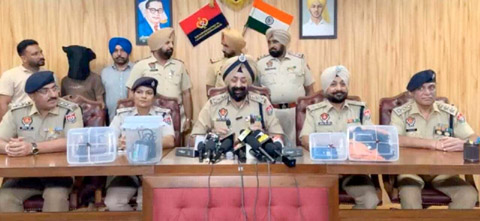 ਬੇ-ਔਲਾਦ ਗੁਆਂਢੀ ਨੂੰ ਬੱਚਾ ਗੋਦ ਲੈਣ ਦੀ ਦਿੱਤੀ ਸਲਾਹ ਤਾਂ ਮਿਲੀ ਦਰਦਨਾਕ ਮੌਤ,ਪੁਲਿਸ ਨੇ ਤੀਹਰੇ ਕਤਲ ਕਾਂਡ ਦੀ ਗੁੱਥੀ ਸੁਲਝਾਈ