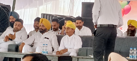 ਇਨਕਲਾਬ : ਸੁਤੰਤਰਤਾ ਦਿਵਸ ਦਾ ਸਮਾਗਮ ਵਿਚਾਲੇ ਛੱਡ ਕੇ ਹੀ ਚਲੇ ਗਏ ਸੱਤਾਧਾਰੀ ਪਾਰਟੀ ਦੇ ਆਗੂ