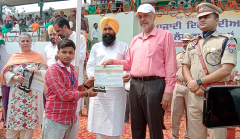 ਸਰਕਾਰੀ ਪਾਲੀਟੈਕਨਿਕ ਕਾਲਜ ਬਡਬਰ ਵਿਖੇ ਪੜ੍ਹ ਰਹੇ ਵਿਦਿਆਰਥੀ ਦਾ ਆਜ਼ਾਦੀ ਦਿਹਾੜੇ ‘ਤੇ ਸਨਮਾਨ