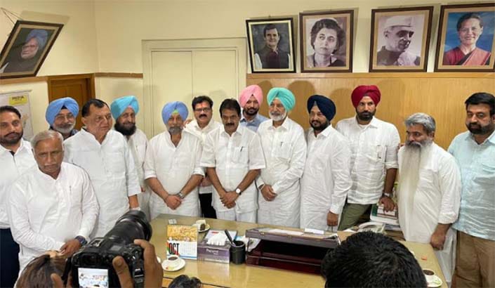 ਤਿੰਨ ਸਾਬਕਾ ਮੰਤਰੀਆਂ ਸਮੇਤ ਕਈ ਕਾਂਗਰਸੀ ਲੀਡਰਾਂ ਨੇ ਕੀਤੀ ਘਰ ਵਾਪਸੀ