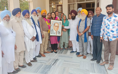 ਬਸਪਾ ਆਗੂਆਂ ਨੇ ਕਿਰਨਦੀਪ ਕੌਰ ਨੂੰ ਜੱਜ ਬਣਨ ‘ਤੇ ਸਨਮਾਨਿਤ ਕੀਤਾ