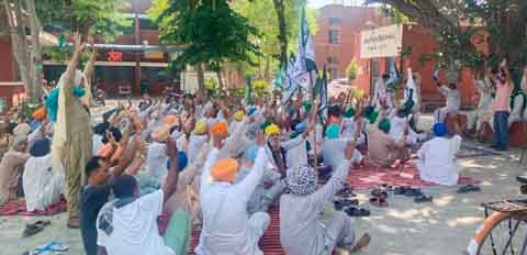 ਚੰਨਣਵਾਲ ਹਸਪਤਾਲ ‘ਚ ਡਾਕਟਰਾਂ ਦੀ ਘਾਟ ਨੂੰ ਪੂਰਾ ਕਰਵਾਉਣ ਲਈ ਲੱਗਿਆ ਪੱਕਾ ਧਰਨਾ