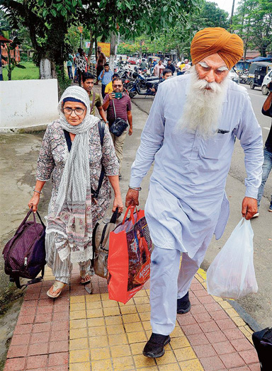 ਅੰਮ੍ਰਿਤਪਾਲ ਸਿੰਘ ਦੇ ਪਿਤਾ ਨੂੰ ਵਿਦੇਸ਼ ਜਾਣ ਤੋਂ ਰੋਕਿਆ,ਅੰਮ੍ਰਿਤਸਰ ਏਅਰਪੋਰਟ ਤੋਂ ਘਰ ਵਾਪਸ ਭੇਜਿਆ