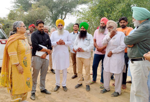 ਪਰਾਲੀ ਨੂੰ ਅੱਗ ਨਾ ਲਗਾਉਣ ਵਾਲੇ ਅਗਾਂਹਵਧੂ ਕਿਸਾਨਾਂ ਦੇ ਖੇਤਾਂ ਦਾ ਕੀਤਾ ਡਿਪਟੀ ਕਮਿਸ਼ਨਰ ਨੇ ਦੌਰਾ