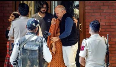 .…ਤੇ ਜਦੋਂ ਮਨੀਸ਼ ਸਿਸੋਦੀਆ ਦੀ ਰੋਣ ਵਾਲੀ ਤਸਵੀਰ ਵੇਖ ਕੇ ਅਰਵਿੰਦ ਕੇਜਰੀਵਾਲ ਨੂੰ ਗੁੱਸਾ ਆਇਆ