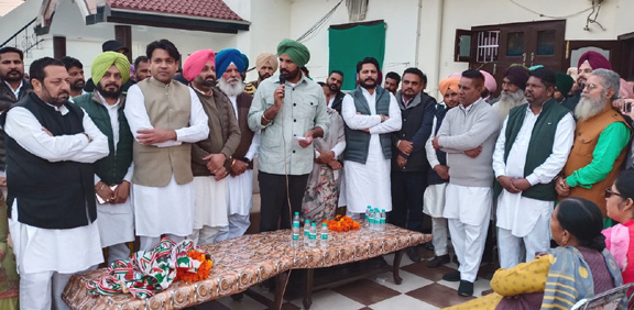 ਬਰਨਾਲੇ ‘ਚ ‘ਆਪ’ ਦੀ ਸਿਆਸੀ ਗਾਨੀ ਦੇ ਮਣਕੇ ਖਿੰਡਦੇ ਜਾਂਦੇ ਨੇ..ਕਾਲਾ ਢਿੱਲੋਂ ਨੇ ਲਾਤੀ ਸੱਤਾ ਦੇ ਮਹਿਲ ‘ਚ ਸਿਆਸੀ ਸੰਨ੍ਹ