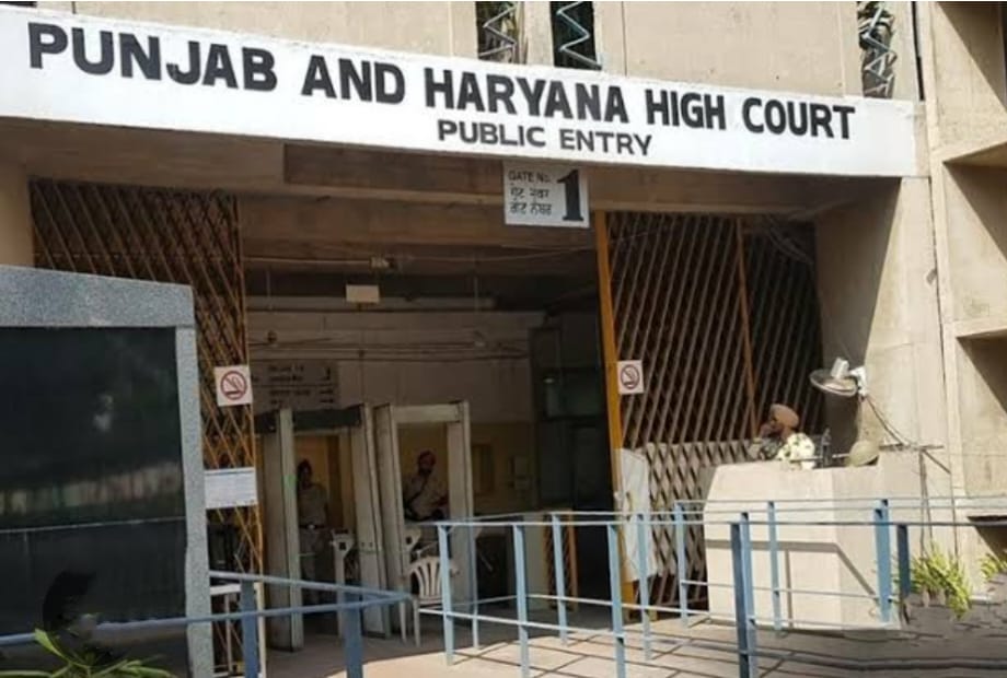 ਹਵਸੀ ਅਧਿਆਪਕ ਨੂੰ ਹਾਈਕੋਰਟ ਨੇ ਦਿਖਾਇਆ ਸ਼ੀਸ਼ਾ…ਕੀਤਾ 50 ਹਜ਼ਾਰ ਰੁਪਏ ਜੁਰਮਾਨਾ