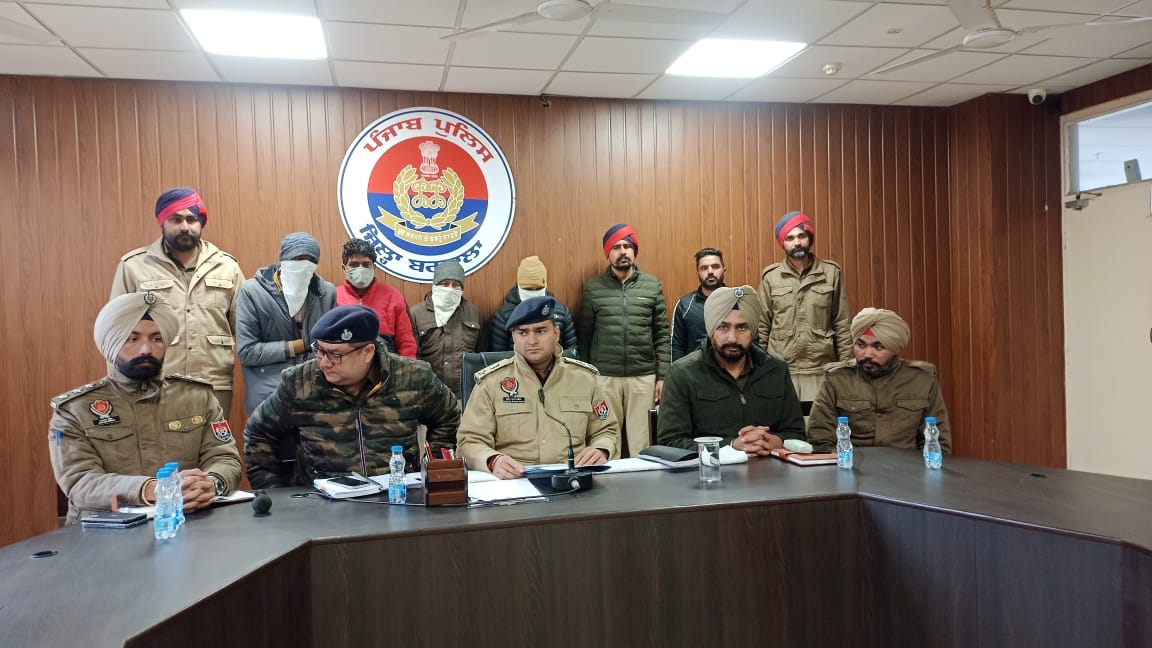 ਮੰਦਰ ਬਰਨੇਵਾਲਾ ਚੋਰੀ ਕੇਸ : ਪੁਲਿਸ ਨੇ ਸੋਨੇ ਚਾਂਦੀ ਦੇ ਗਹਿਣਿਆਂ ਸਮੇਤ ਕਾਬੂ ਕੀਤੇ ਚੋਰ