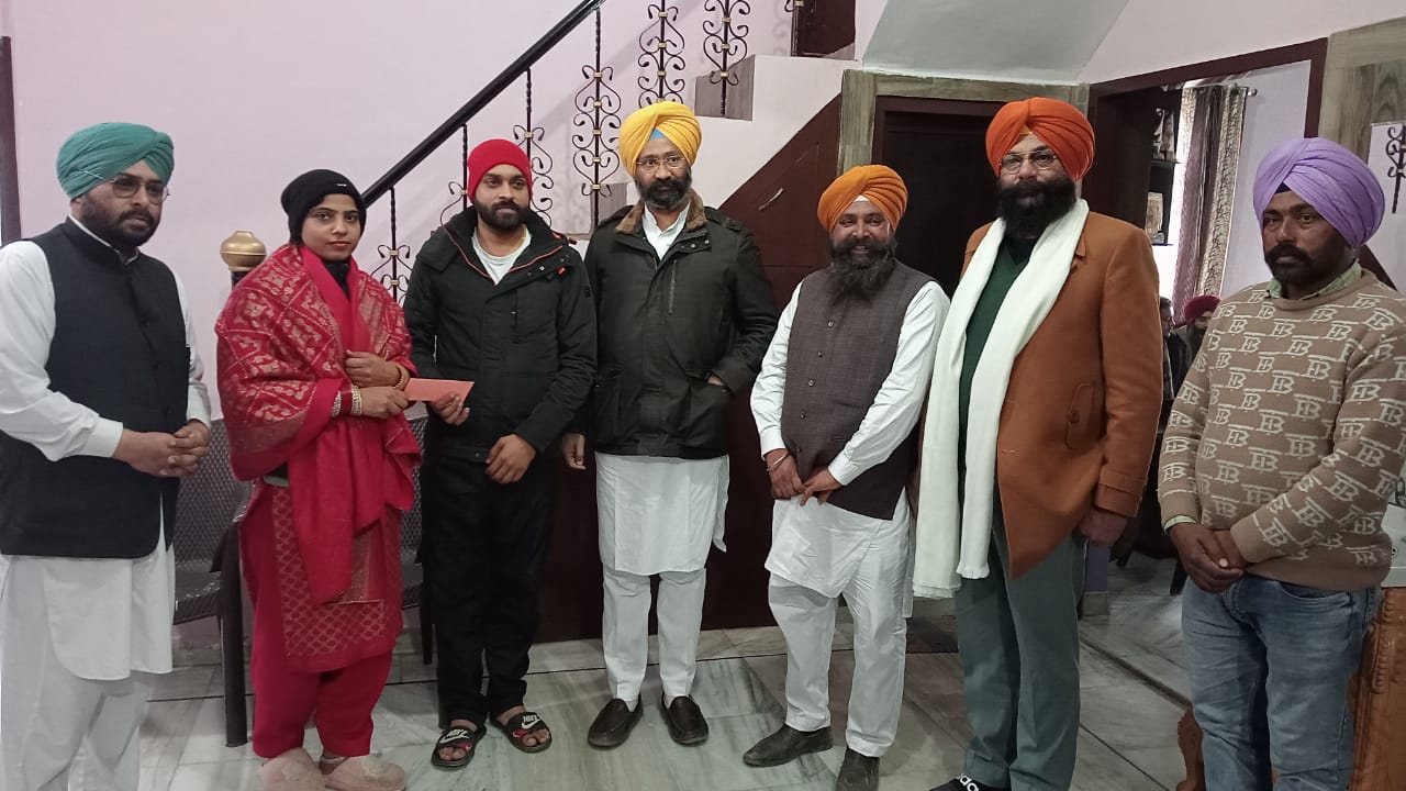 ਪਰਮਿੰਦਰ ਢੀਂਡਸਾ ਨੇ ਬਿੰਦਰ ਸਿੰਘ ਉਗੋਕੇ ਦੇ ਗ੍ਰਹਿ ਵਿਖੇ ਪੁੱਜ ਕੇ ਕੀਤੀਆਂ ਖੁਸ਼ੀਆਂ ਸਾਂਝੀਆਂ