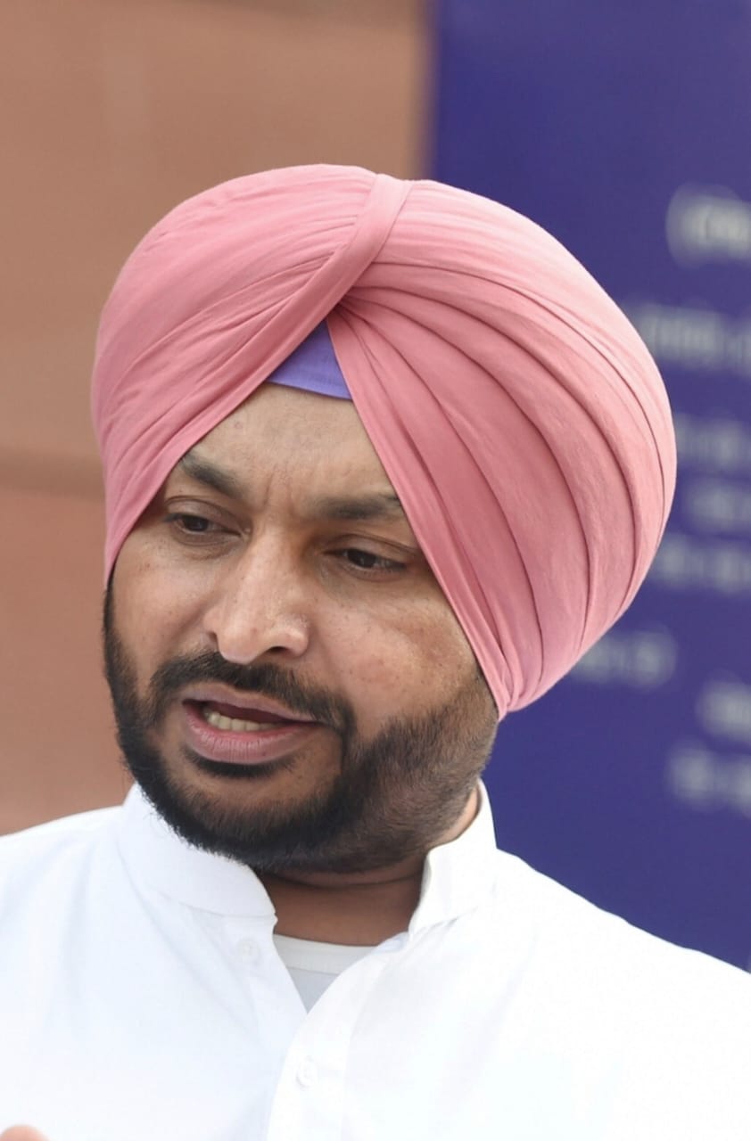 …ਜੇ ਹਿੰਮਤ ਹੈ ਤਾਂ ਗੱਡੀ ‘ਚੋਂ ਬਾਹਰ ਨਿਕਲ..ਮੈਂ ਬੇਅੰਤ ਸਿੰਘ ਦਾ ਪੋਤਾ ਹਾਂ…MP ਬਿੱਟੂ ਨੇ ‘ਆਪ’ MLA ਗੋਗੀ ਨੂੰ ਵੰਗਾਰਿਆ