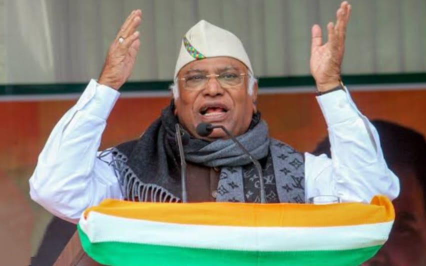 ਕਾਂਗਰਸ ਪ੍ਰਧਾਨ ਮਲਿਕਾਰਜਨ ਖੜਗੇ ਦੀ ਤਿਲਕੀ ‘ਲੁਤਰੋ’…ਬੂਥ ਏਜੰਟ ਦੀ ਤੁਲਨਾ ਕੀਤੀ ਕੁੱਤੇ ਨਾਲ…!