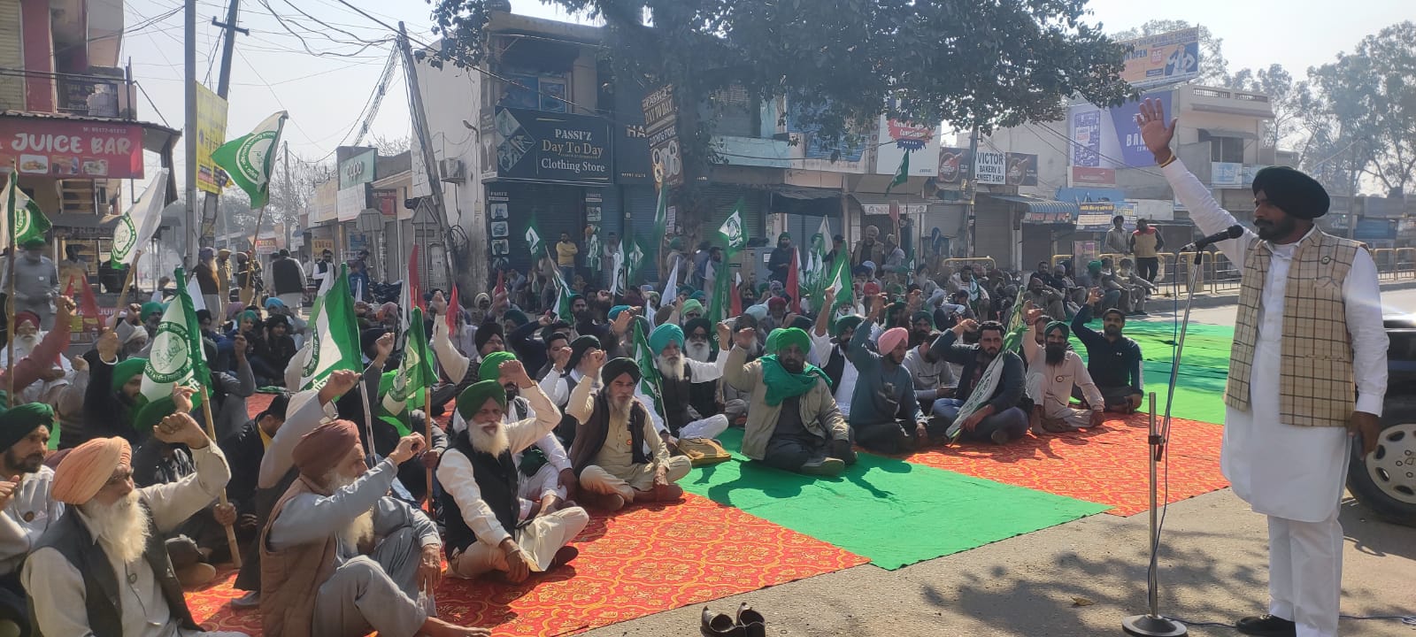 ਮਹਿਲ ਕਲਾਂ ਰਿਹਾ ਮੁਕੰਮਲ ਬੰਦ…ਜਥੇਬੰਦੀਆਂ ਦੇ ਆਗੂਆਂ ਨੇ ਕੇਂਦਰ ਅਤੇ ਹਰਿਆਣਾ ਸਰਕਾਰ ਨੂੰ ਲਿਆ ਕਰੜੇ ਹੱਥੀਂ