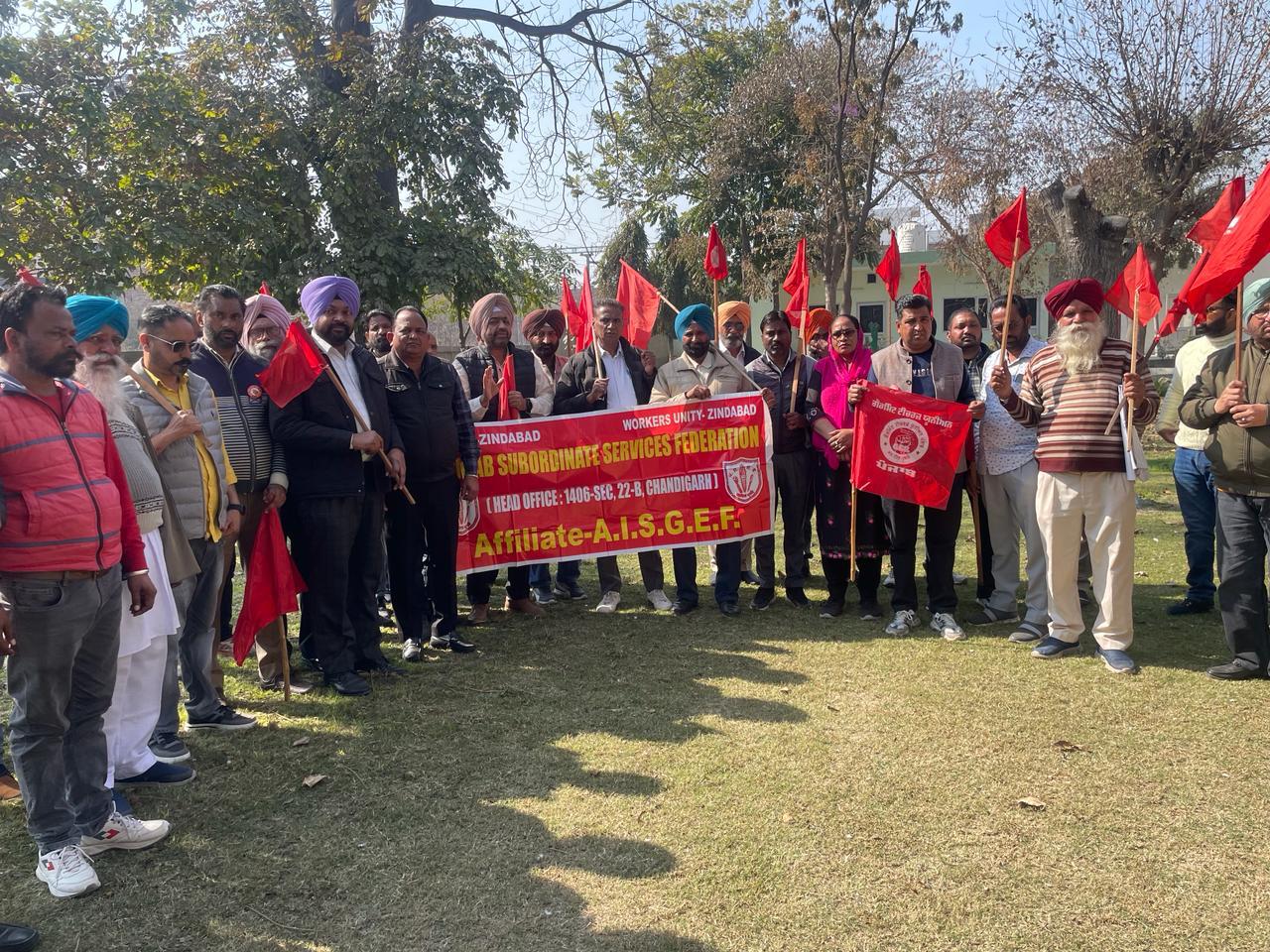 ਕੇਂਦਰੀ ਟਰੇਡ ਜੱਥੇਬੰਦੀਆਂ ਅਤੇ ਖੇਤਰੀ ਫੈਡਰੇਸਨਾਂ ਦੇ ਸੱਦੇ ‘ਤੇ ਹੜ੍ਹਤਾਲ ਕਰ ਕੇ ਕੀਤਾ ਬਰਨਾਲਾ ਸਹਿਰ ਬੰਦ