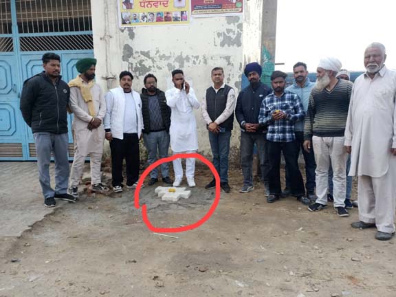 ਸਾਡਾ ਚੱਲਦਾ ਏ ਧੱਕਾ ਅਸੀਂ ਤਾਂ ਕਰਦੇ…ਇੰਟਰਲਾਕ ਦੀਆਂ ਟਾਇਲਾਂ ‘ਤੇ ਲੱਡੂਆਂ ਦਾ ਜੋੜਾ ਰੱਖ ਕੇ ਕਰਤਾ ਗਲੀ ਬਣਾਉਣ ਦਾ ਉਦਘਾਟਨ,ਪਰ…!