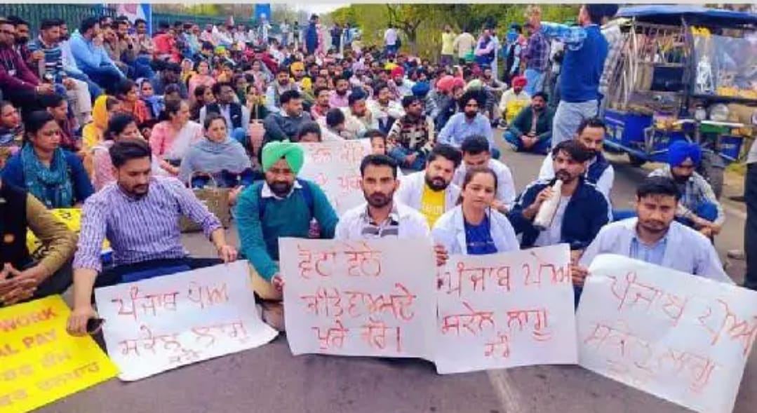 ਮੁਲਾਜ਼ਮਾਂ ਨੇ ਆਪਣੇ ਖ਼ੂਨ ਨਾਲ ਭਗਵੰਤ ਮਾਨ ਨੂੰ ਲਿਖਿਆ ਮੰਗ ਪੱਤਰ, ਲੋਕ ਸਭਾ ਚੋਣਾਂ ‘ਚ ਪੋਲ ਖੋਲ੍ਹ ਰੈਲੀਆਂ ਕਰਨ ਦਾ ਐਲਾਨ