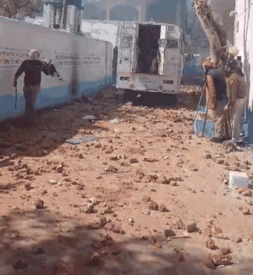 ਸੈਂਟਰਲ ਜੇਲ੍ਹ ‘ਚ ਕੈਦੀਆਂ ਨੇ ਪੁਲਿਸ ਵਾਲਿਆਂ ‘ਤੇ ਕੀਤਾ ਹਮਲਾ..ਕਈ ਪੁਲਿਸ ਵਾਲੇ ਜ਼ਖਮੀ..ਹਸਪਤਾਲ ਦਾਖਲ