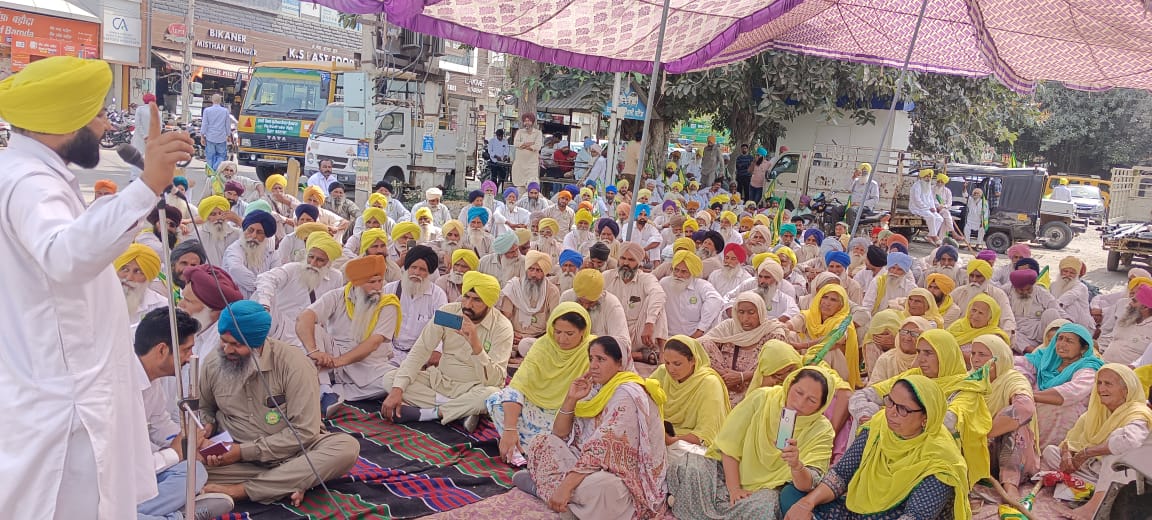 …ਤੇ ਜਦੋਂ ਵਾਅਦਾ ਕਰਕੇ ਨਾ ਮਿਲੇ ‘ਕੈਬਨਿਟ ਮੰਤਰੀ ਮੀਤ ਜੀ’..ਤਾਂ ਕਿਸਾਨਾਂ ਨੇ ਲਗਾ ਦਿੱਤਾ ਪੱਕਾ ਮੋਰਚਾ