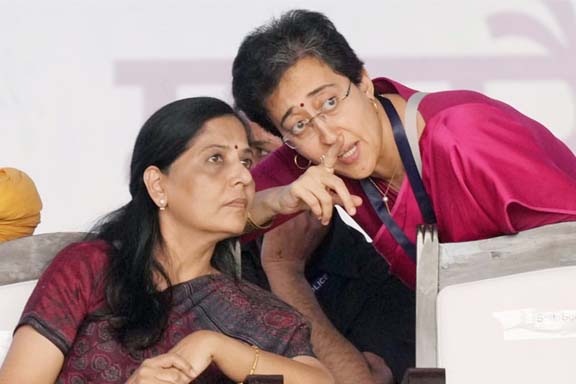 ਆਪ” ਨੇ ਬਦਲੀ ਚੋਣ ਰਣਨੀਤੀ,ਕੇਜਰੀਵਾਲ ਦੇ ਚਿਹਰੇ ਦੁਆਲੇ ਘੁੰਮੇਗੀ ਚੋਣ ਮੁਹਿੰਮ…ਸੁਨੀਤਾ ਕੇਜਰੀਵਾਲ ਨੂੰ ਕੀਤਾ ਜਾ ਰਿਹਾ ਟਰੇਂਡ