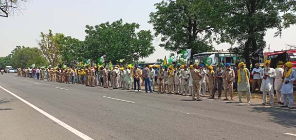 ਮੈਂ ਖੜੀ ਟੇਸ਼ਨ ‘ਤੇ ਰਹਿ ਗਈ…ਕਿਸਾਨ ਕਈ ਘੰਟੇ ਉਡੀਕਦੇ ਰਹੇ ਤੇ ਹਰਜੀਤ ਗਰੇਵਾਲ ਪਤਾ ਨਹੀਂ ਕਦੋਂ ਲੰਘ ਗਿਆ..!