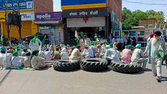 ਬਰਨਾਲਾ ਦੇ ਜੌੜੇ ਪੈਟਰੋਲ ਪੰਪਾਂ ‘ਤੇ ਹੋ ਗਏ ਟਾਕਰੇ…ਕਿਸਾਨ ਤੇ ਵਪਾਰੀ ਆਹਮੋ ਸਾਹਮਣੇ…ਇੱਕ ਦੂਜੇ ਖ਼ਿਲਾਫ਼ ਜੰਮ ਕੇ ਨਾਅਰੇਬਾਜ਼ੀ