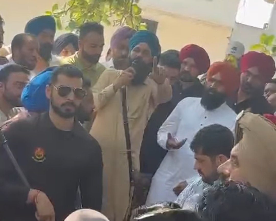 ਸੱਜਣਾਂ ਵੱਲੋਂ ਮਾਰੇ ਫੁੱਲ ਵਾਂਗ ‘ਆਪ’ ਉਮੀਦਵਾਰਾਂ ਦੇ ਮੱਥੇ ‘ਚ ਵੱਜ ਰਹੇ ਲੋਕਾਂ ਦੇ ਤਿੱਖੇ ਸਵਾਲ…ਲੋਕਾਂ ਦੇ ਸਵਾਲਾਂ ਨੇ ‘ਆਪ’ ਦੀ ਚੋਣ ਰਣਨੀਤੀ ਵਿਗਾੜੀ